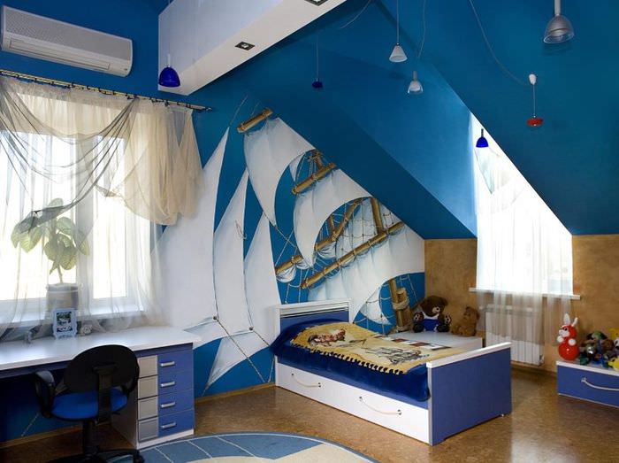 الجدران الزرقاء لغرفة الأطفال في العلية