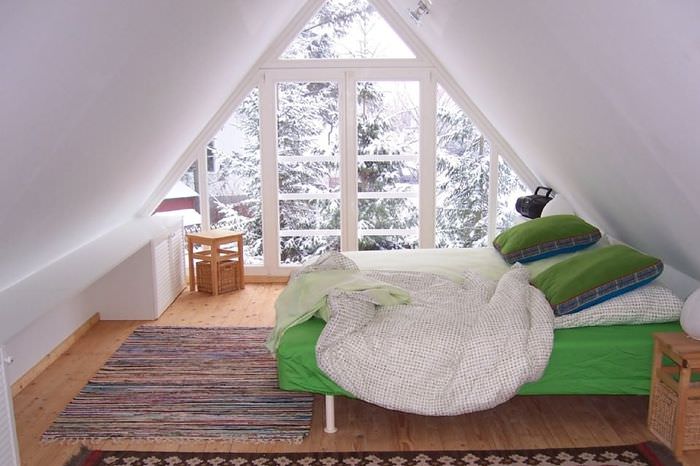 Зелено легло в спалнята на тавана