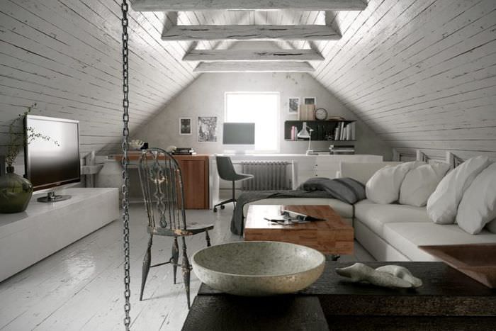 Дизайн на обитавано таванско помещение с малък прозорец