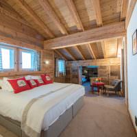Дървен таван в спалнята на частна къща