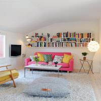Цветни възглавници на розов диван