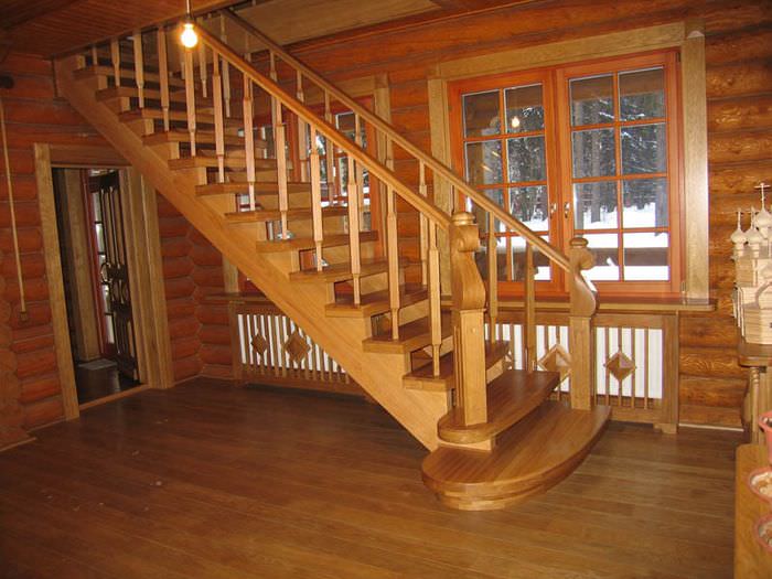Дървено стълбище към тавана в дървена къща