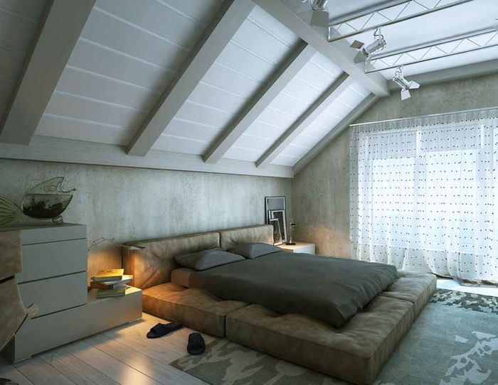 Уютна спалня в таванско помещение на жилищна сграда