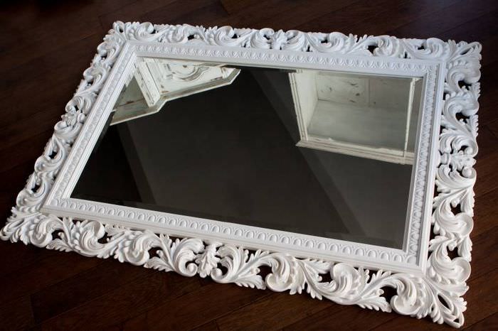Zrcadlo v bílém rámu ze štuku