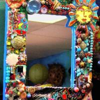 Dekor zrcadlového rámu s korálky a oblázky