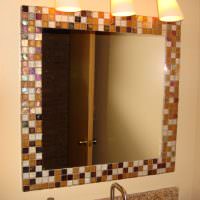 Mozaikové dlaždice na rámu zrcadla