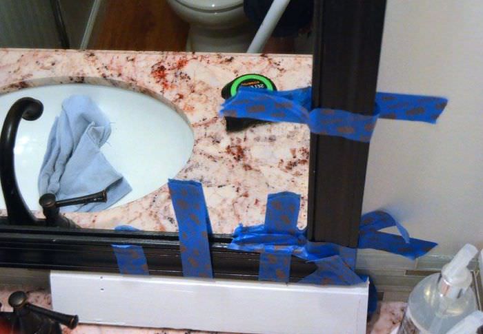 Upevnění lamel rámu zrcadla páskou