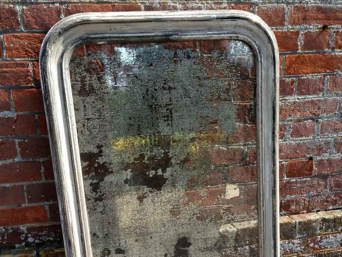 مرآة ذات عمر مصطنع مقابل جدار من الطوب