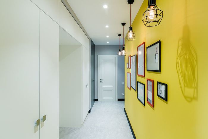 Στενός διάδρομος με έναν κίτρινο τοίχο