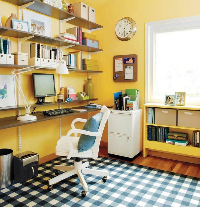 Interiér domácej kancelárie so žltými stenami