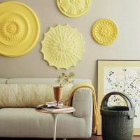 Žlté stropné rozety nad sedačkou v obývačke