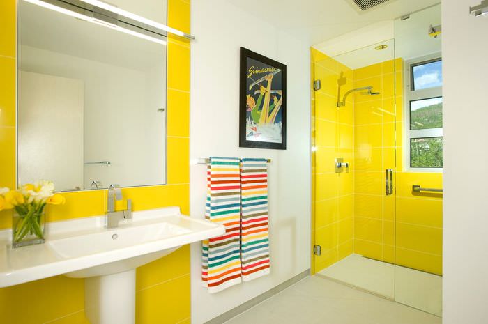 Brug af en gul farvetone på badeværelset