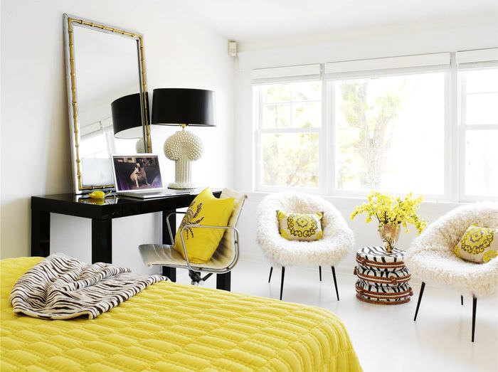 غطاء سرير أصفر في غرفة نوم بيضاء
