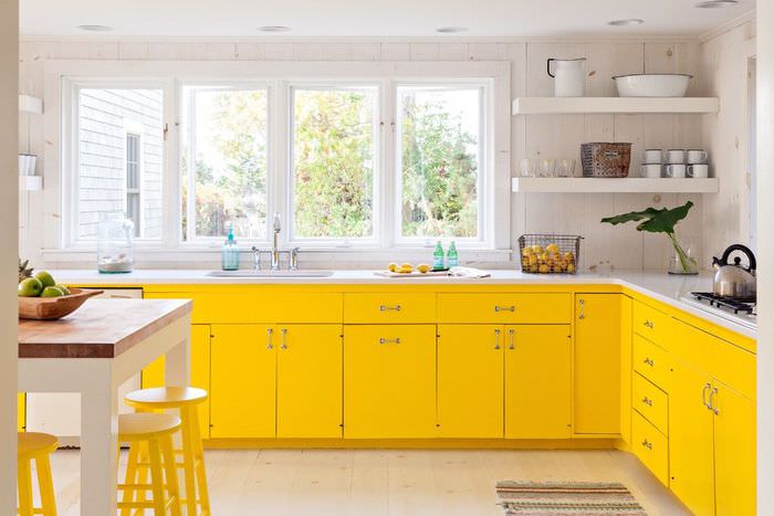 Žlté stoličky v interiéri kuchyne a jedálne