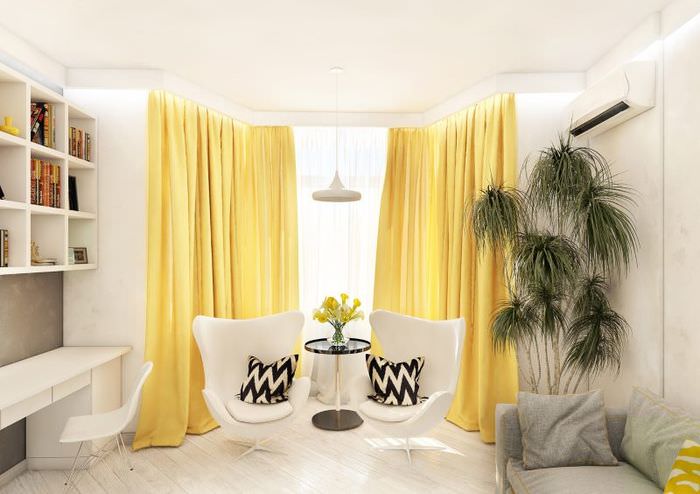 Lyst værelse med gule gardiner