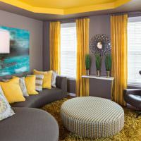 Žltý strop v obývacej izbe so sivými stenami