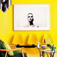 Zdobenie žltej steny čiernobielym obrázkom