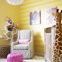 Tapet med horisontale striper på barnerommet