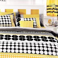 Lyse tekstiler på sengen til unge ektefeller