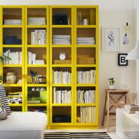 مكتبة مع رفوف صفراء