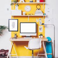 Μαθητής εργασιακός χώρος με κίτρινο χρώμα