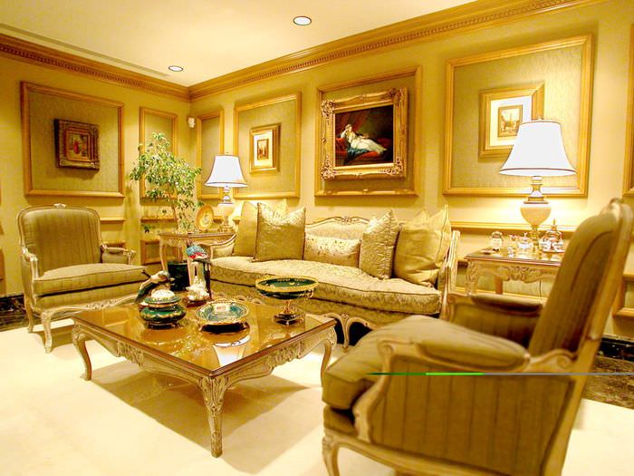 Dizajn obývačky v klasickom štýle s prevahou žltých odtieňov