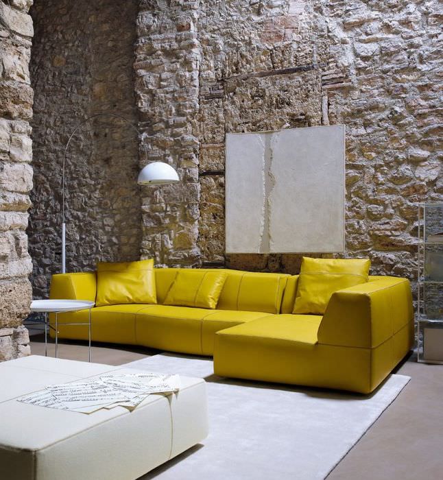 Senneps sofa i det indre af stuen i en industriel stil