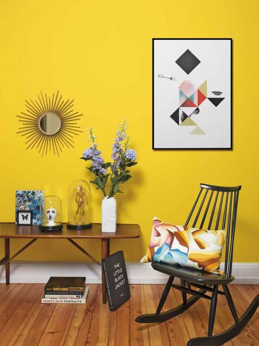 Žltá stena v interiéri obývačky