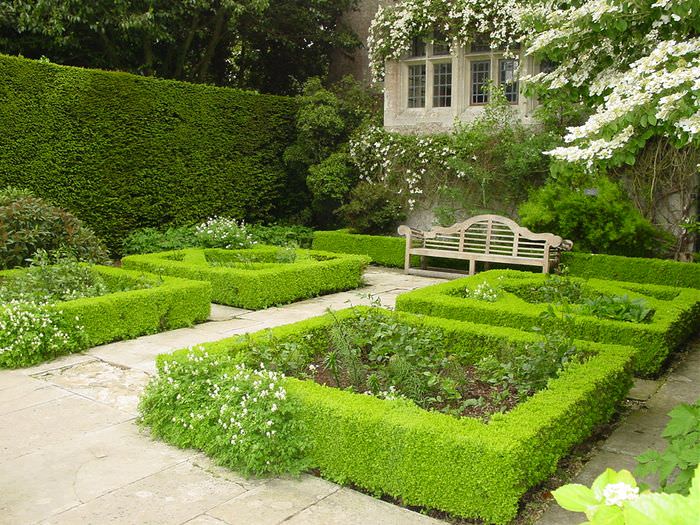 Kleines Grundstück mit privatem Garten in regelmäßigem Stil