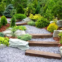 גרם מדרגות גן עשוי עץ ואבן משובחת