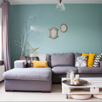 Dizajn obývačky v podkrovnom štýle v mentolových farbách
