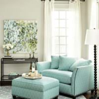 V interiéri obývačky čalúnený nábytok v mentolovej farbe