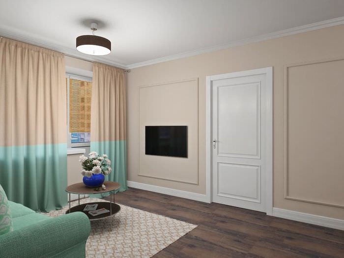 Krémové steny, hnedá podlaha a malá mäta v dekorácii obývačky