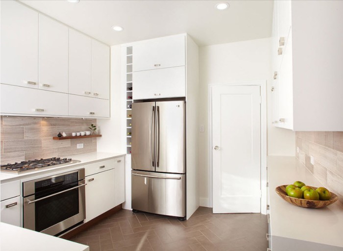 Zweitüriger Kühlschrank in der Küche.