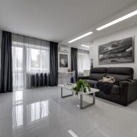Design cameră de zi cu podea lucioasă