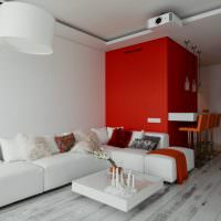 Červená stena v obývacej izbe panelového domu