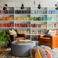 Lyst interiør i stuen med bogreoler