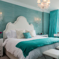 Weißes Bett in einem türkisfarbenen Schlafzimmer