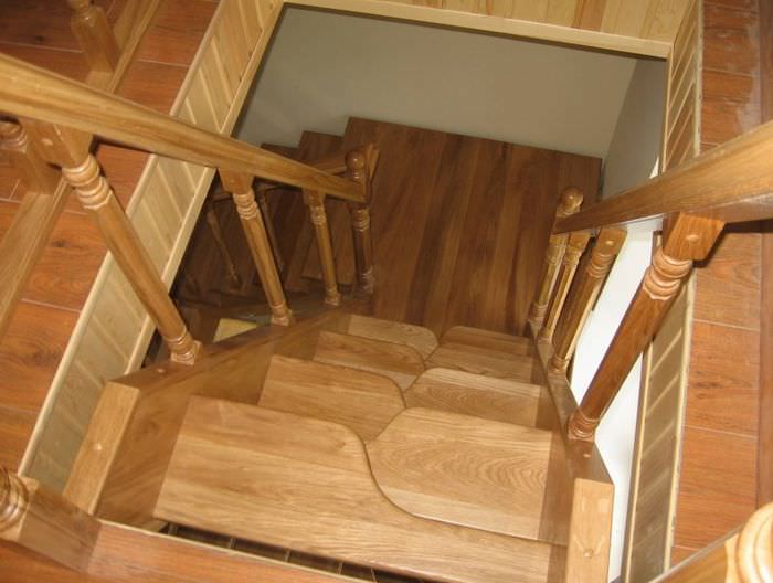 Foto av ett kompakt trappkonstruktion gåssteg