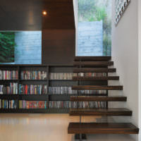 Bibliotek under trappan i ett privat hus