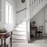 Vit trappa i korridoren i ett bostadshus