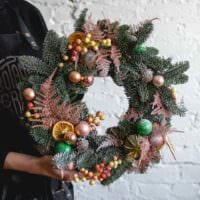 myšlienka použiť svetlý dekor vianočného venca s obrázkom vlastných rúk