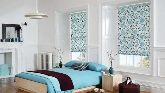 Provence -tyylisen makuuhuoneen ikkunat, joissa on kaihtimet taustakuvasta
