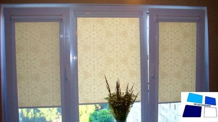 Kaihtimet vaaleasta tapetista ikkunoiden koristeluun