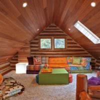 design podkroví v domě dřevěné obložení