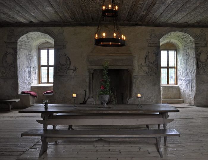 Маса с пейки в интериора в средновековен стил