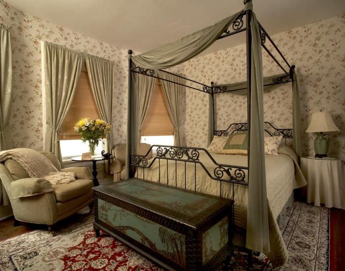 Стар сандък близо до леглото във викторианска спалня