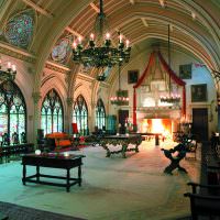 Интериорът на залата в готически стил