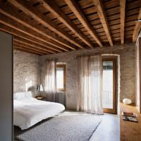 Дървен таван в спалнята с каменни стени
