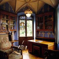 бюро за писане в хола в готически стил